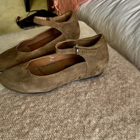 Suede shoes...Mary Janes - Picture 1 of 4